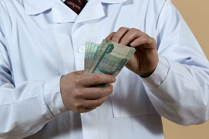 Продлят ли ковидные выплаты медикам в 2022 году в России